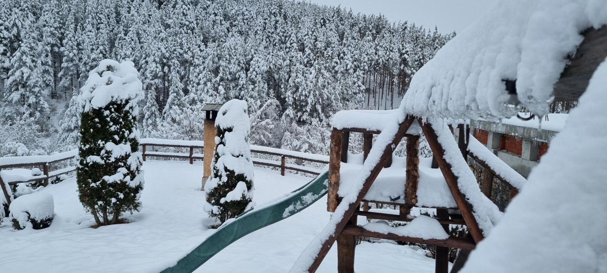 Панорама Хаус Лещен И Еко Къщи Дървена И Землянка Dış mekan fotoğraf