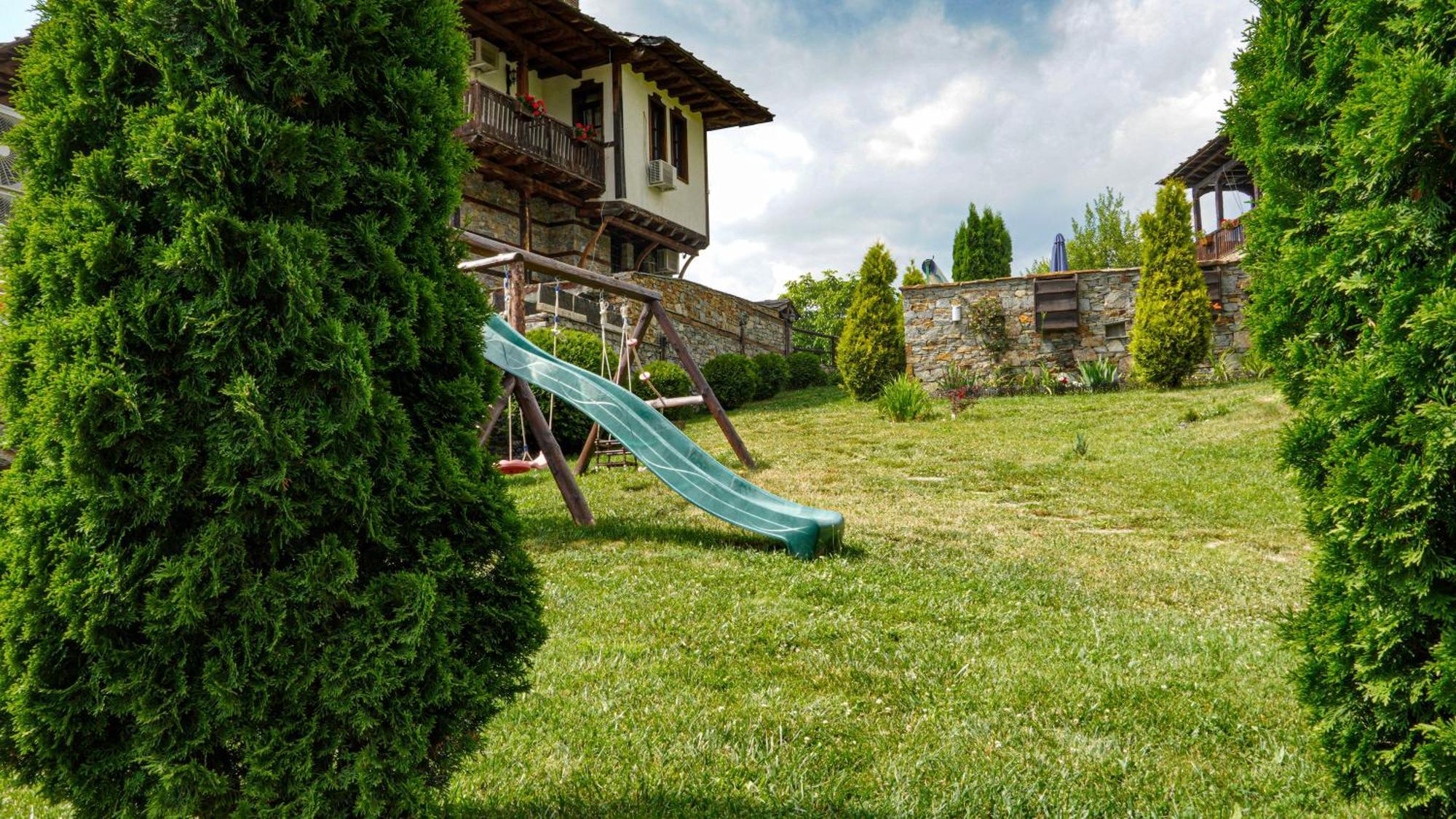 Панорама Хаус Лещен И Еко Къщи Дървена И Землянка Dış mekan fotoğraf