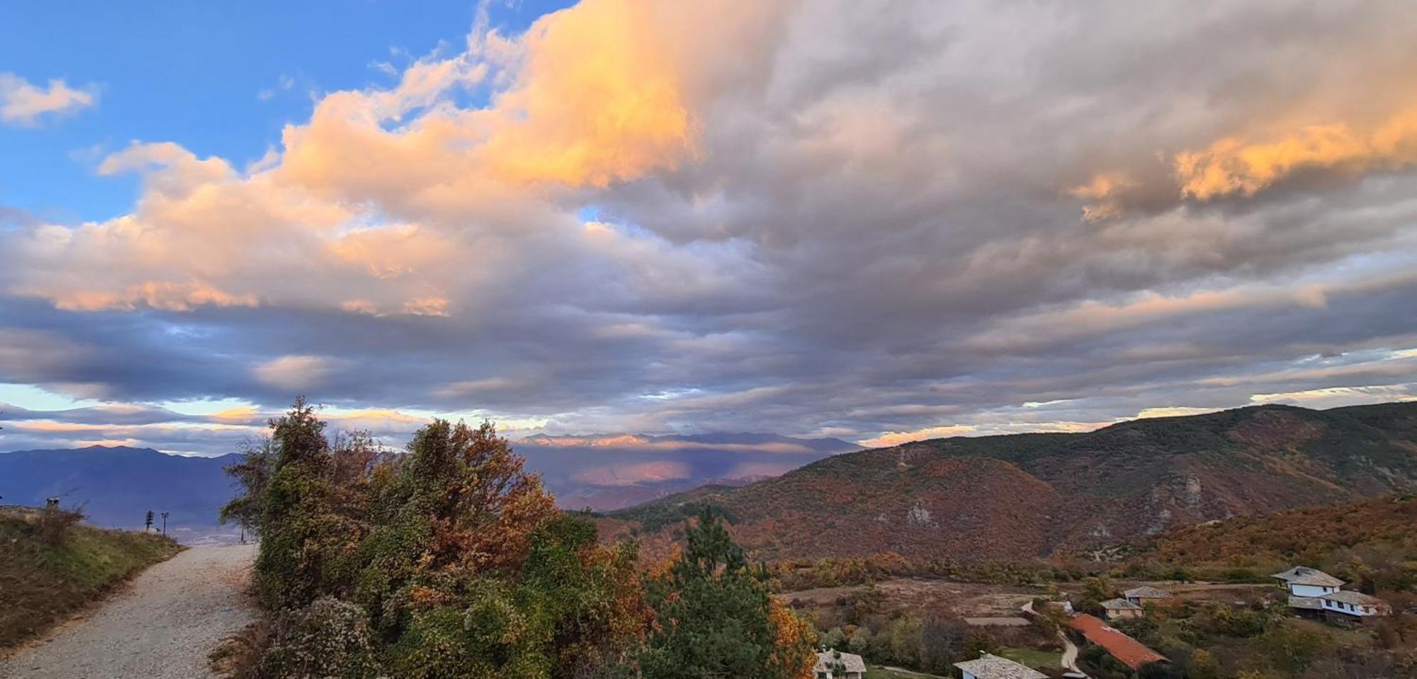 Панорама Хаус Лещен И Еко Къщи Дървена И Землянка Dış mekan fotoğraf